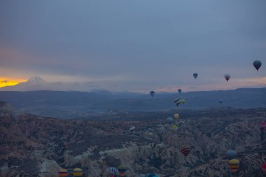 Kapadokya - balon turu büyük turistik cazibe. Cappadocia dünyanın her yerinden sıcak hava balonları ile uçmak için en iyi yerlerden biri olarak bilinir. Göreme, Kapadokya