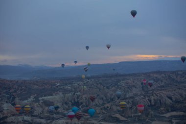 Kapadokya - balon turu büyük turistik cazibe. Cappadocia dünyanın her yerinden sıcak hava balonları ile uçmak için en iyi yerlerden biri olarak bilinir. Göreme, Kapadokya