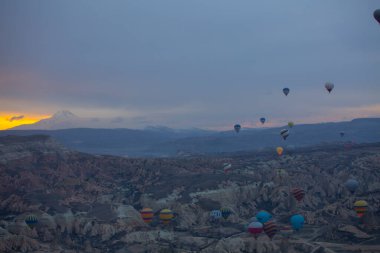 Kapadokya - balon turu büyük turistik cazibe. Cappadocia dünyanın her yerinden sıcak hava balonları ile uçmak için en iyi yerlerden biri olarak bilinir. Göreme, Kapadokya