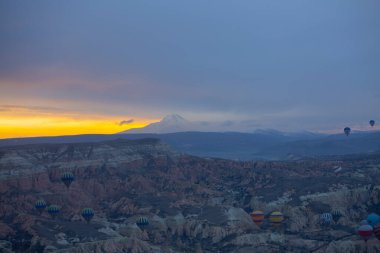 Kapadokya - balon turu büyük turistik cazibe. Cappadocia dünyanın her yerinden sıcak hava balonları ile uçmak için en iyi yerlerden biri olarak bilinir. Göreme, Kapadokya