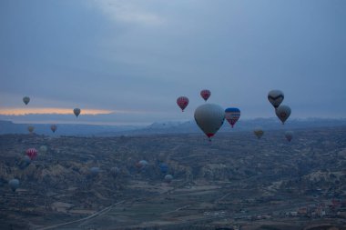 Kapadokya - balon turu büyük turistik cazibe. Cappadocia dünyanın her yerinden sıcak hava balonları ile uçmak için en iyi yerlerden biri olarak bilinir. Göreme, Kapadokya