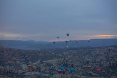 Kapadokya - balon turu büyük turistik cazibe. Cappadocia dünyanın her yerinden sıcak hava balonları ile uçmak için en iyi yerlerden biri olarak bilinir. Göreme, Kapadokya