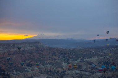 Kapadokya - balon turu büyük turistik cazibe. Cappadocia dünyanın her yerinden sıcak hava balonları ile uçmak için en iyi yerlerden biri olarak bilinir. Göreme, Kapadokya