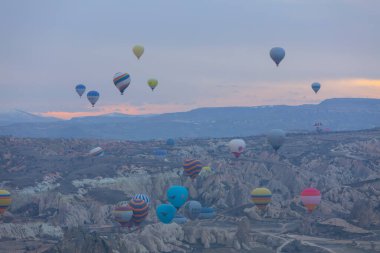 Kapadokya - balon turu büyük turistik cazibe. Cappadocia dünyanın her yerinden sıcak hava balonları ile uçmak için en iyi yerlerden biri olarak bilinir. Göreme, Kapadokya