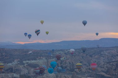 Kapadokya - balon turu büyük turistik cazibe. Cappadocia dünyanın her yerinden sıcak hava balonları ile uçmak için en iyi yerlerden biri olarak bilinir. Göreme, Kapadokya
