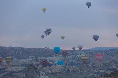 Kapadokya - balon turu büyük turistik cazibe. Cappadocia dünyanın her yerinden sıcak hava balonları ile uçmak için en iyi yerlerden biri olarak bilinir. Göreme, Kapadokya