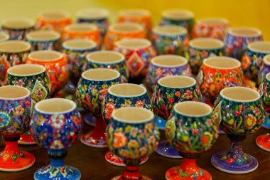 El çanak çömlek üzerinde çalışıyor, kilden vazo yapıyor..