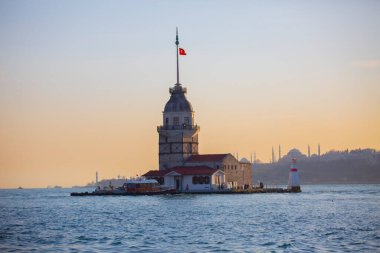 İstanbul, Türkiye 'nin sembolü Leander' s Tower olarak da bilinen ünlü Maiden 's Tower (Kiz Kulesi) ile Boğaz' ın üzerinde kızgın bir günbatımı. Duvar kağıdı veya rehber kitap için sahne yolculuğu arkaplanı