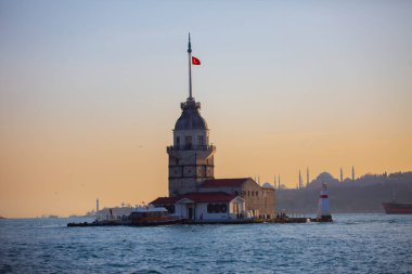 İstanbul, Türkiye 'nin sembolü Leander' s Tower olarak da bilinen ünlü Maiden 's Tower (Kiz Kulesi) ile Boğaz' ın üzerinde kızgın bir günbatımı. Duvar kağıdı veya rehber kitap için sahne yolculuğu arkaplanı