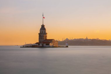 İstanbul, Türkiye 'nin sembolü Leander' s Tower olarak da bilinen ünlü Maiden 's Tower (Kiz Kulesi) ile Boğaz' ın üzerinde kızgın bir günbatımı. Duvar kağıdı veya rehber kitap için sahne yolculuğu arkaplanı