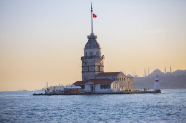 İstanbul, Türkiye 'nin sembolü Leander' s Tower olarak da bilinen ünlü Maiden 's Tower (Kiz Kulesi) ile Boğaz' ın üzerinde kızgın bir günbatımı. Duvar kağıdı veya rehber kitap için sahne yolculuğu arkaplanı