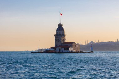 İstanbul, Türkiye 'nin sembolü Leander' s Tower olarak da bilinen ünlü Maiden 's Tower (Kiz Kulesi) ile Boğaz' ın üzerinde kızgın bir günbatımı. Duvar kağıdı veya rehber kitap için sahne yolculuğu arkaplanı
