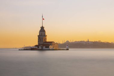 İstanbul, Türkiye 'nin sembolü Leander' s Tower olarak da bilinen ünlü Maiden 's Tower (Kiz Kulesi) ile Boğaz' ın üzerinde kızgın bir günbatımı. Duvar kağıdı veya rehber kitap için sahne yolculuğu arkaplanı
