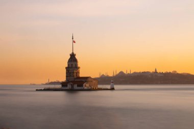İstanbul, Türkiye 'nin sembolü Leander' s Tower olarak da bilinen ünlü Maiden 's Tower (Kiz Kulesi) ile Boğaz' ın üzerinde kızgın bir günbatımı. Duvar kağıdı veya rehber kitap için sahne yolculuğu arkaplanı