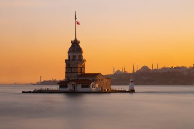 İstanbul, Türkiye 'nin sembolü Leander' s Tower olarak da bilinen ünlü Maiden 's Tower (Kiz Kulesi) ile Boğaz' ın üzerinde kızgın bir günbatımı. Duvar kağıdı veya rehber kitap için sahne yolculuğu arkaplanı