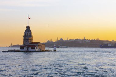 İstanbul, Türkiye 'nin sembolü Leander' s Tower olarak da bilinen ünlü Maiden 's Tower (Kiz Kulesi) ile Boğaz' ın üzerinde kızgın bir günbatımı. Duvar kağıdı veya rehber kitap için sahne yolculuğu arkaplanı
