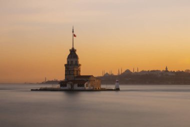 İstanbul, Türkiye 'nin sembolü Leander' s Tower olarak da bilinen ünlü Maiden 's Tower (Kiz Kulesi) ile Boğaz' ın üzerinde kızgın bir günbatımı. Duvar kağıdı veya rehber kitap için sahne yolculuğu arkaplanı