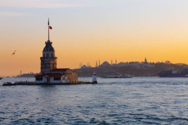 İstanbul, Türkiye 'nin sembolü Leander' s Tower olarak da bilinen ünlü Maiden 's Tower (Kiz Kulesi) ile Boğaz' ın üzerinde kızgın bir günbatımı. Duvar kağıdı veya rehber kitap için sahne yolculuğu arkaplanı