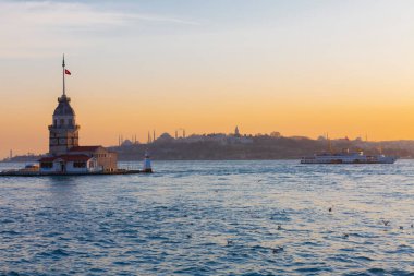 İstanbul, Türkiye 'nin sembolü Leander' s Tower olarak da bilinen ünlü Maiden 's Tower (Kiz Kulesi) ile Boğaz' ın üzerinde kızgın bir günbatımı. Duvar kağıdı veya rehber kitap için sahne yolculuğu arkaplanı