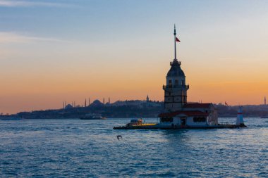 İstanbul, Türkiye 'nin sembolü Leander' s Tower olarak da bilinen ünlü Maiden 's Tower (Kiz Kulesi) ile Boğaz' ın üzerinde kızgın bir günbatımı. Duvar kağıdı veya rehber kitap için sahne yolculuğu arkaplanı
