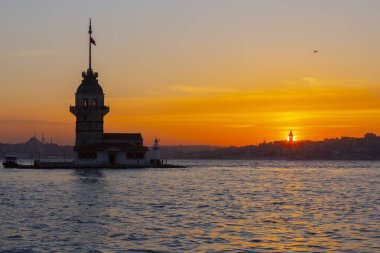 İstanbul, Türkiye 'nin sembolü Leander' s Tower olarak da bilinen ünlü Maiden 's Tower (Kiz Kulesi) ile Boğaz' ın üzerinde kızgın bir günbatımı. Duvar kağıdı veya rehber kitap için sahne yolculuğu arkaplanı