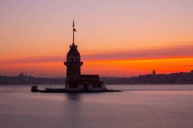 İstanbul, Türkiye 'nin sembolü Leander' s Tower olarak da bilinen ünlü Maiden 's Tower (Kiz Kulesi) ile Boğaz' ın üzerinde kızgın bir günbatımı. Duvar kağıdı veya rehber kitap için sahne yolculuğu arkaplanı