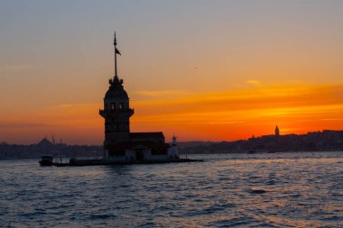 İstanbul, Türkiye 'nin sembolü Leander' s Tower olarak da bilinen ünlü Maiden 's Tower (Kiz Kulesi) ile Boğaz' ın üzerinde kızgın bir günbatımı. Duvar kağıdı veya rehber kitap için sahne yolculuğu arkaplanı