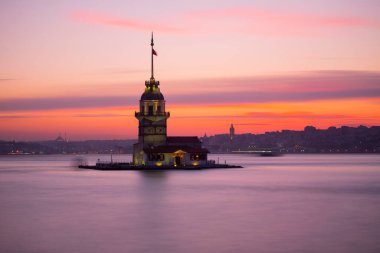İstanbul, Türkiye 'nin sembolü Leander' s Tower olarak da bilinen ünlü Maiden 's Tower (Kiz Kulesi) ile Boğaz' ın üzerinde kızgın bir günbatımı. Duvar kağıdı veya rehber kitap için sahne yolculuğu arkaplanı