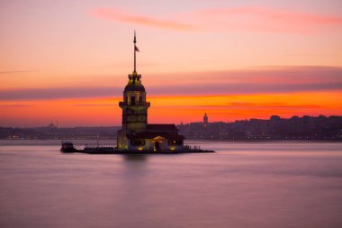 İstanbul, Türkiye 'nin sembolü Leander' s Tower olarak da bilinen ünlü Maiden 's Tower (Kiz Kulesi) ile Boğaz' ın üzerinde kızgın bir günbatımı. Duvar kağıdı veya rehber kitap için sahne yolculuğu arkaplanı