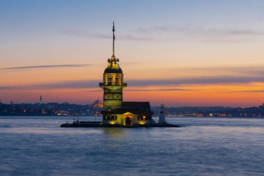 İstanbul, Türkiye 'nin sembolü Leander' s Tower olarak da bilinen ünlü Maiden 's Tower (Kiz Kulesi) ile Boğaz' ın üzerinde kızgın bir günbatımı. Duvar kağıdı veya rehber kitap için sahne yolculuğu arkaplanı