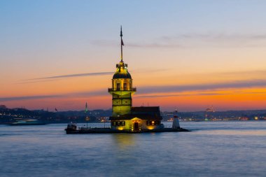 İstanbul, Türkiye 'nin sembolü Leander' s Tower olarak da bilinen ünlü Maiden 's Tower (Kiz Kulesi) ile Boğaz' ın üzerinde kızgın bir günbatımı. Duvar kağıdı veya rehber kitap için sahne yolculuğu arkaplanı