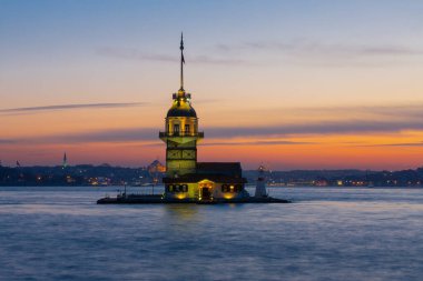 İstanbul, Türkiye 'nin sembolü Leander' s Tower olarak da bilinen ünlü Maiden 's Tower (Kiz Kulesi) ile Boğaz' ın üzerinde kızgın bir günbatımı. Duvar kağıdı veya rehber kitap için sahne yolculuğu arkaplanı