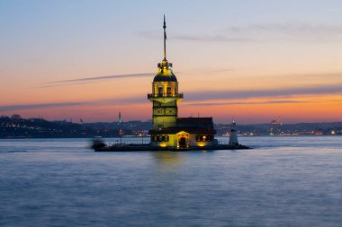 İstanbul, Türkiye 'nin sembolü Leander' s Tower olarak da bilinen ünlü Maiden 's Tower (Kiz Kulesi) ile Boğaz' ın üzerinde kızgın bir günbatımı. Duvar kağıdı veya rehber kitap için sahne yolculuğu arkaplanı