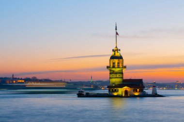 İstanbul, Türkiye 'nin sembolü Leander' s Tower olarak da bilinen ünlü Maiden 's Tower (Kiz Kulesi) ile Boğaz' ın üzerinde kızgın bir günbatımı. Duvar kağıdı veya rehber kitap için sahne yolculuğu arkaplanı