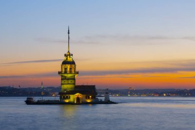 İstanbul, Türkiye 'nin sembolü Leander' s Tower olarak da bilinen ünlü Maiden 's Tower (Kiz Kulesi) ile Boğaz' ın üzerinde kızgın bir günbatımı. Duvar kağıdı veya rehber kitap için sahne yolculuğu arkaplanı