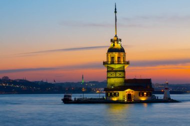 İstanbul, Türkiye 'nin sembolü Leander' s Tower olarak da bilinen ünlü Maiden 's Tower (Kiz Kulesi) ile Boğaz' ın üzerinde kızgın bir günbatımı. Duvar kağıdı veya rehber kitap için sahne yolculuğu arkaplanı