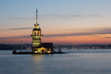 İstanbul, Türkiye 'nin sembolü Leander' s Tower olarak da bilinen ünlü Maiden 's Tower (Kiz Kulesi) ile Boğaz' ın üzerinde kızgın bir günbatımı. Duvar kağıdı veya rehber kitap için sahne yolculuğu arkaplanı