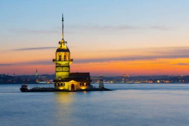 İstanbul, Türkiye 'nin sembolü Leander' s Tower olarak da bilinen ünlü Maiden 's Tower (Kiz Kulesi) ile Boğaz' ın üzerinde kızgın bir günbatımı. Duvar kağıdı veya rehber kitap için sahne yolculuğu arkaplanı