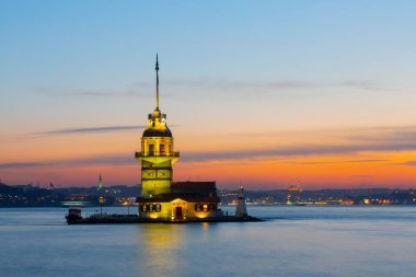 İstanbul, Türkiye 'nin sembolü Leander' s Tower olarak da bilinen ünlü Maiden 's Tower (Kiz Kulesi) ile Boğaz' ın üzerinde kızgın bir günbatımı. Duvar kağıdı veya rehber kitap için sahne yolculuğu arkaplanı