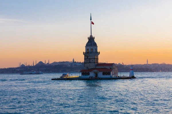 İstanbul, Türkiye 'nin sembolü Leander' s Tower olarak da bilinen ünlü Maiden 's Tower (Kiz Kulesi) ile Boğaz' ın üzerinde kızgın bir günbatımı. Duvar kağıdı veya rehber kitap için sahne yolculuğu arkaplanı