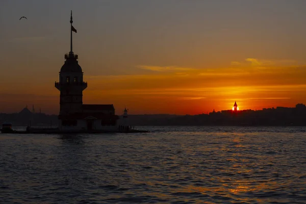 Tüzes Naplemente Bosphorus Felett Híres Maiden Tower Kiz Kulesi Néven — Stock Fotó