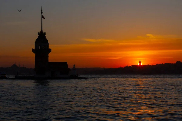 有名な乙女の塔 Kiz Kulesi とボスポラスの上の火の夕日は トルコのイスタンブールのシンボルとしても知られています 壁紙やガイドの本のための風景旅行の背景 — ストック写真
