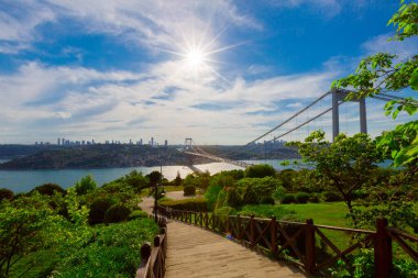 İstanbul 'daki Otagtepe Parkı' ndan Fatih Sultan Mehmet Köprüsü manzarası