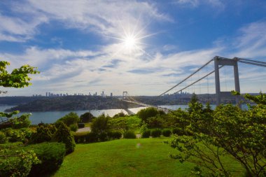 İstanbul 'daki Otagtepe Parkı' ndan Fatih Sultan Mehmet Köprüsü manzarası