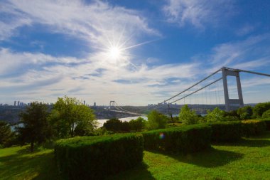İstanbul 'daki Otagtepe Parkı' ndan Fatih Sultan Mehmet Köprüsü manzarası