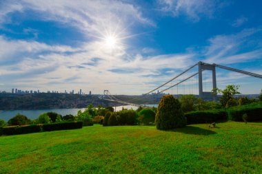 İstanbul 'daki Otagtepe Parkı' ndan Fatih Sultan Mehmet Köprüsü manzarası