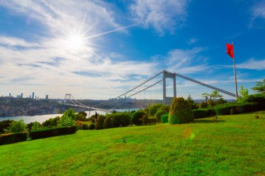 İstanbul 'daki Otagtepe Parkı' ndan Fatih Sultan Mehmet Köprüsü manzarası