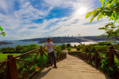 İstanbul 'daki Otagtepe Parkı' ndan Fatih Sultan Mehmet Köprüsü manzarası