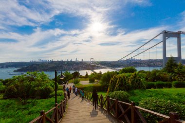 İstanbul 'daki Otagtepe Parkı' ndan Fatih Sultan Mehmet Köprüsü manzarası