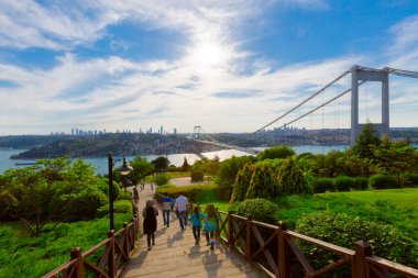 İstanbul 'daki Otagtepe Parkı' ndan Fatih Sultan Mehmet Köprüsü manzarası